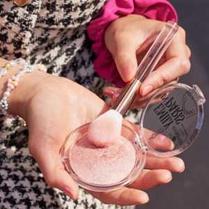 Essence Emily in Paris Baked Blushlighter - Image 4